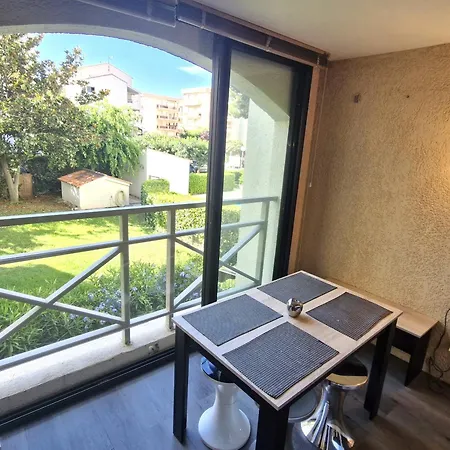 2 Pièces Avec Piscine, Parking, Animaux Acceptés, - Fr-1-780-93 *